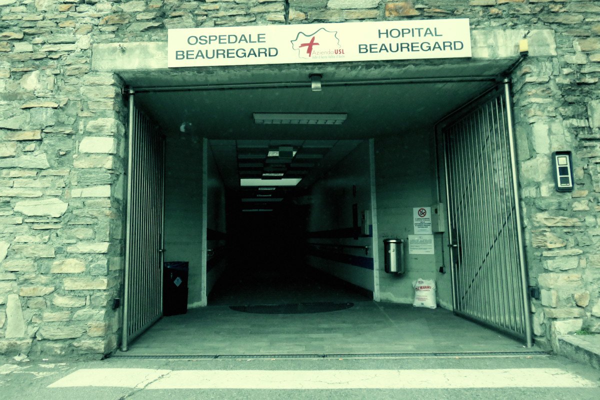 L'ingresso dell'ospedale 'Beauregard' ad Aosta