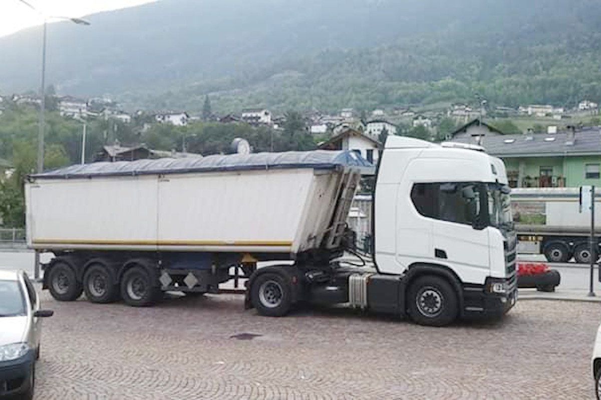 Un camion di rifiuti speciali ad Aymavilles