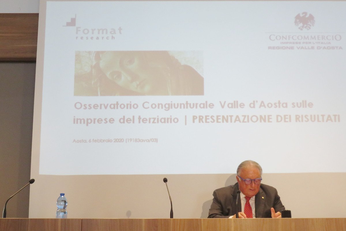 Graziano Dominidiato, presidente 'Confcommercio VdA' mentre presenta lo studio
