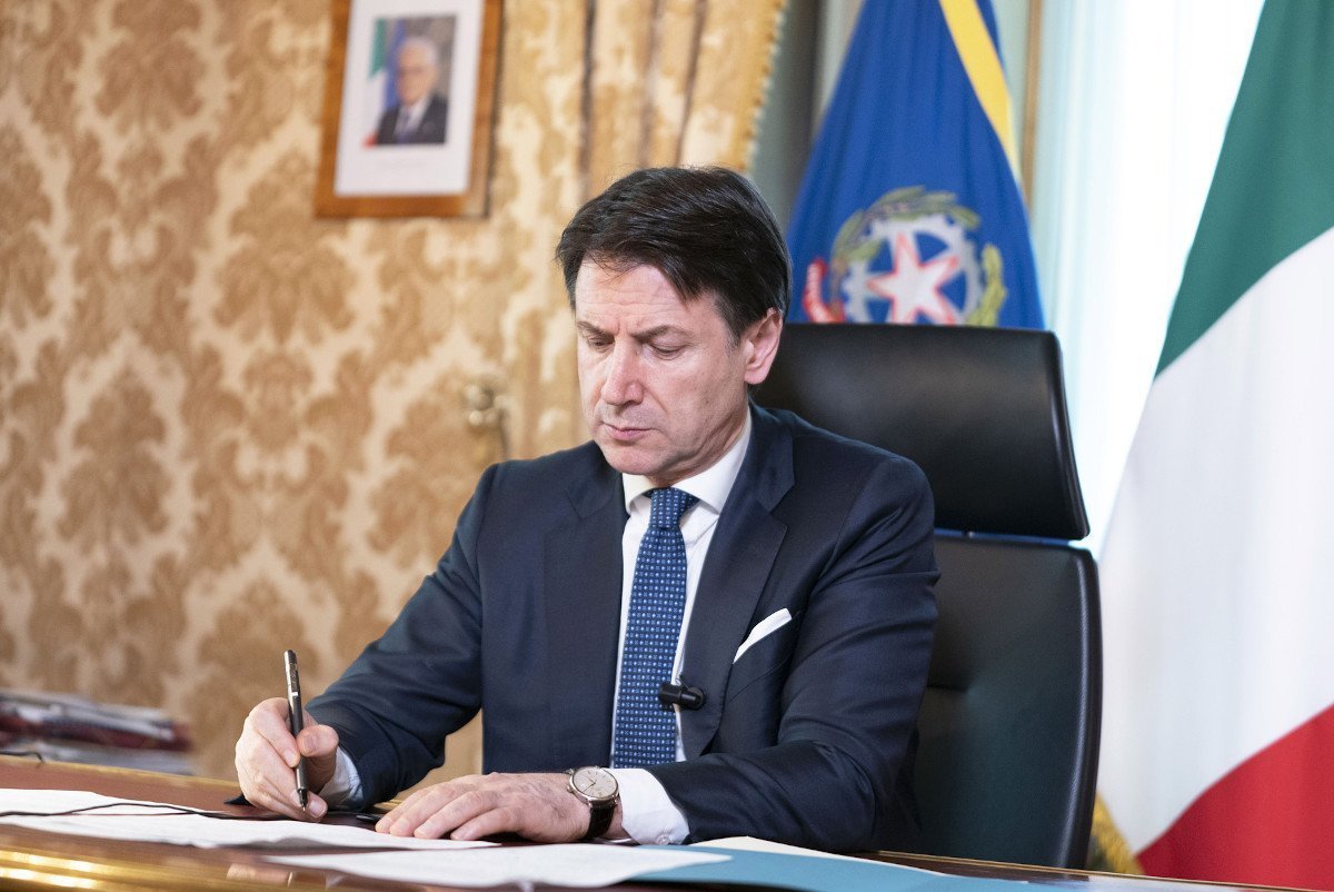 Giuseppe Conte firma il decreto legge di mercoledì 11 marzo 2020
