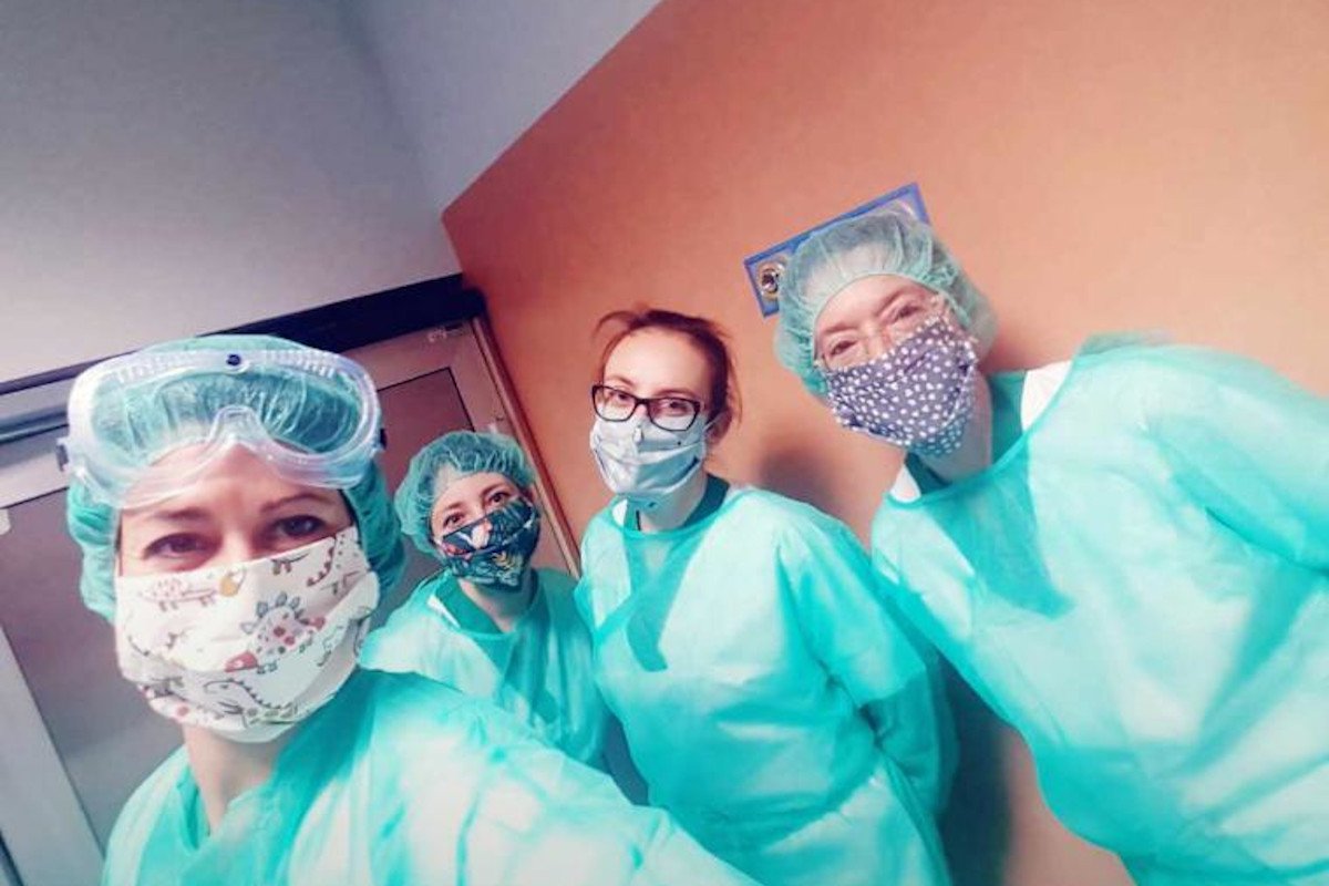Alcuni operatori sanitari con indosso le mascherine 'non omologate'