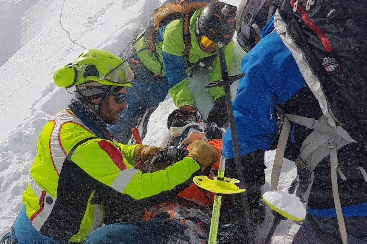 Un freerider italiano 31enne, caduto vicino al Rifugio Torino, è stato soccorso caricandolo nella cabina della funivia “Skyway”