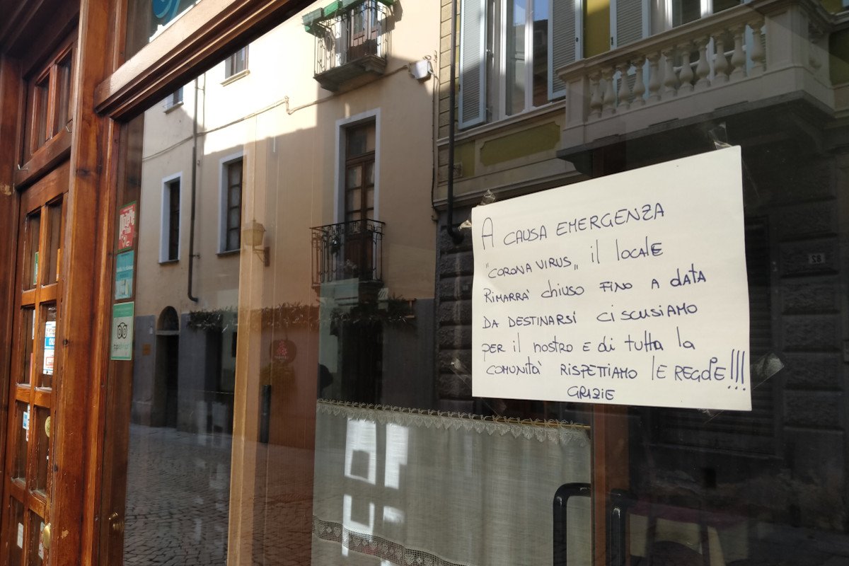 Una pizzeria chiusa nel centro di Aosta a causa dell'emergenza sanitaria