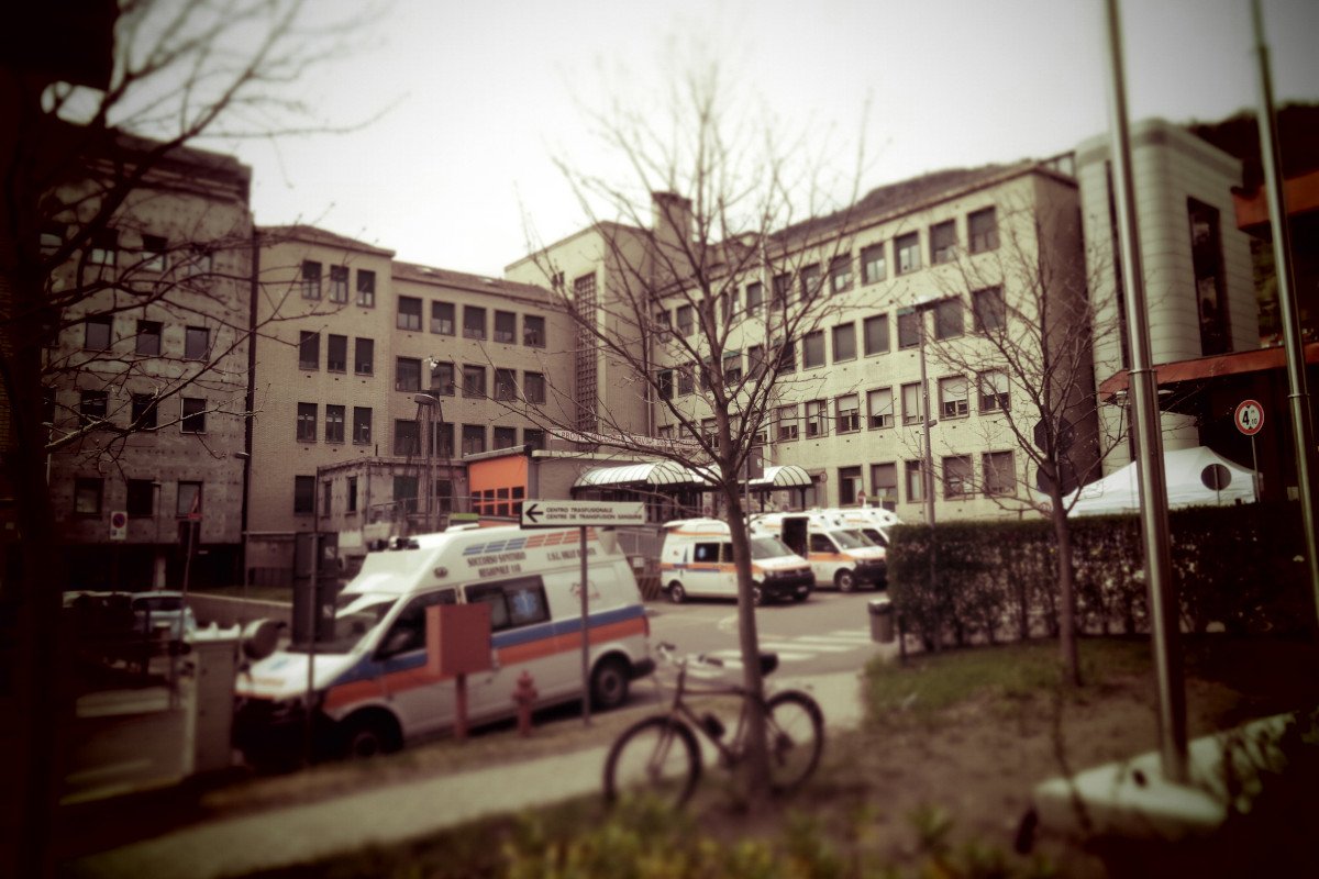 L'ospedale 'Parini' di Aosta, con il piazzale occupato dalle ambulanze