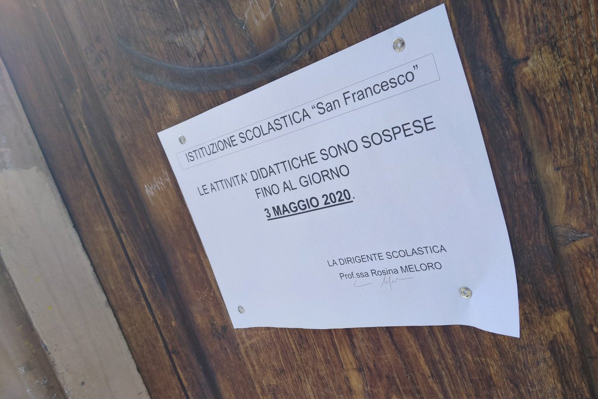 L'avviso di sospensione delle attività didattiche in una scuola di Aosta