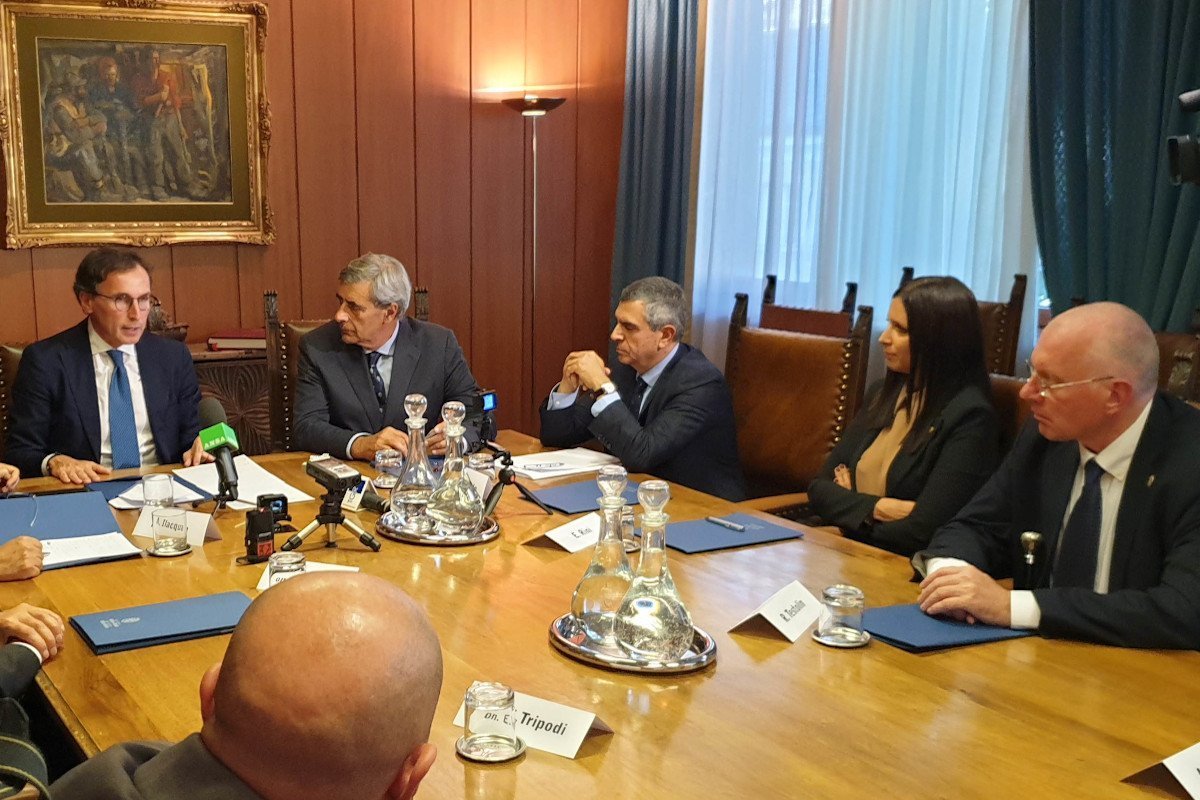 Francesco Boccia al tavolo con Renzo Testolin durante la sua visita ad Aosta nel settembre 2019