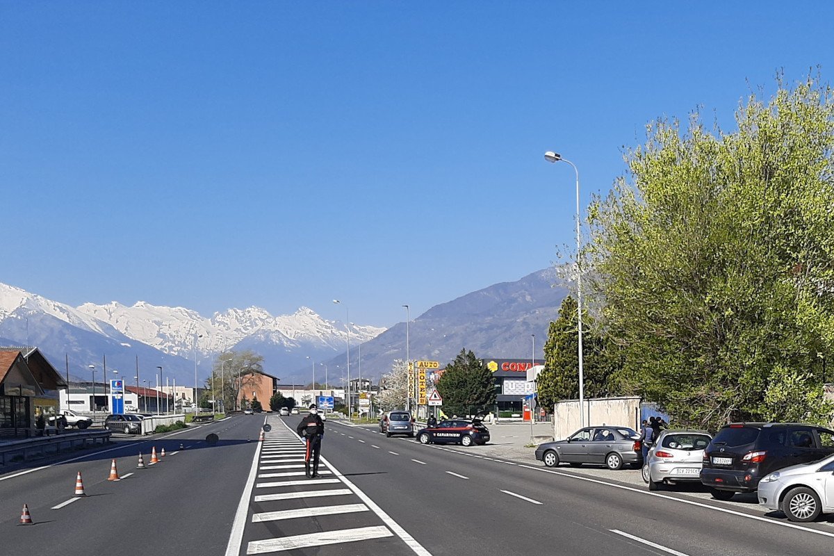 I Carabinieri di Aosta hanno eseguito controlli “a tappeto” sugli spostamenti all’ingresso di Aosta, anche con l’ausilio di un drone: sanzionate 17 persone