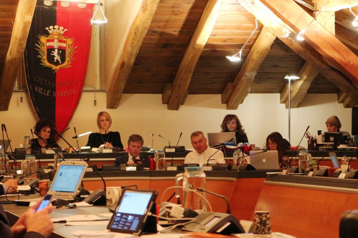 Come ogni anno il Consiglio comunale di Aosta delibera i compensi degli amministratori: «deplorevole la diffusione di notizie infondate e lesive» commenta Sara Favre