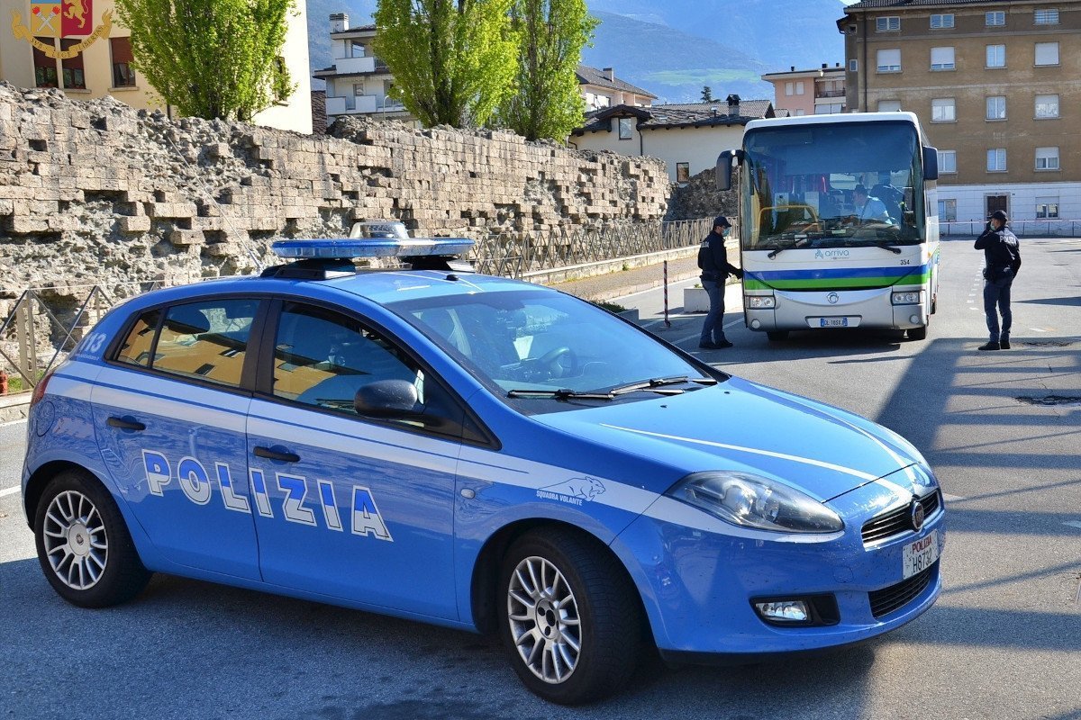 L'intervento della Polizia sul pullman in partenza da Aosta