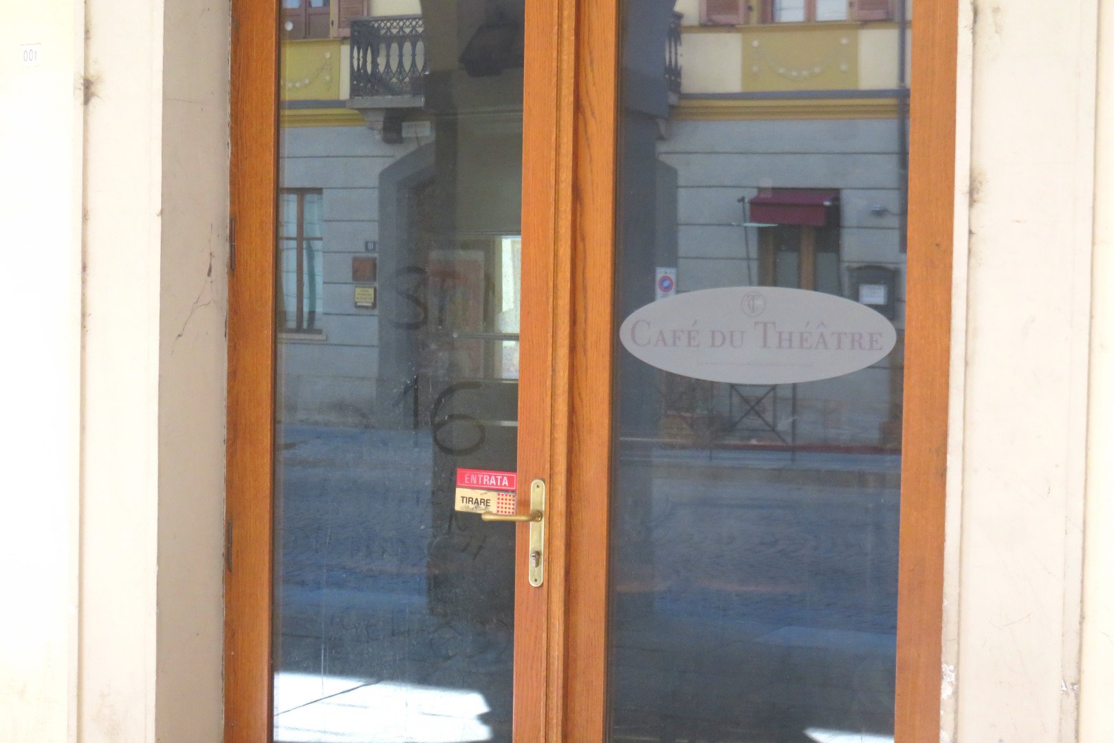 La porta del Cafè du Théâtre