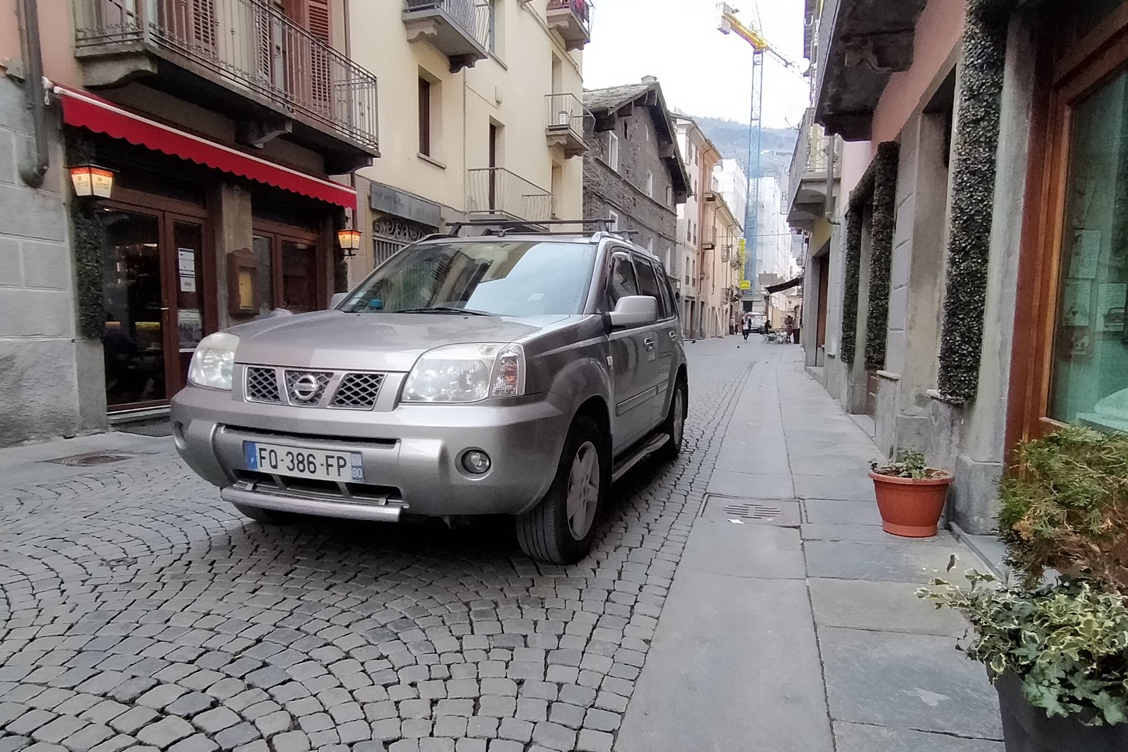 Un'auto francese nel centro storico di Aosta