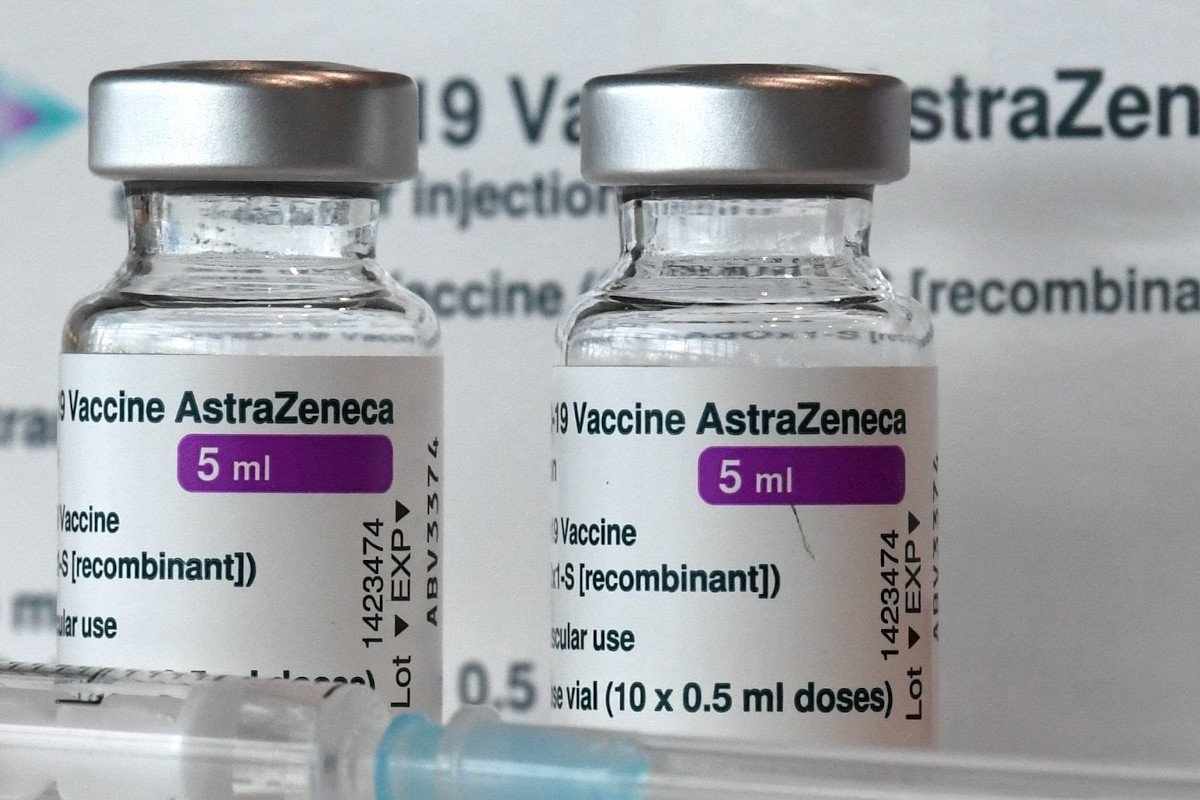 Due flaconi del vaccino 'AstraZeneca'