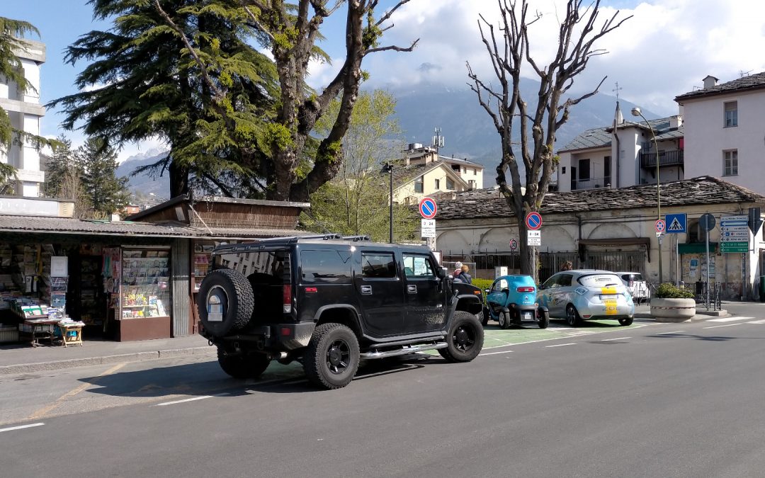 Un Hummer in sosta sugli stalli di ricarica dei veicoli elettrici in piazza della Repubblica ad Aosta