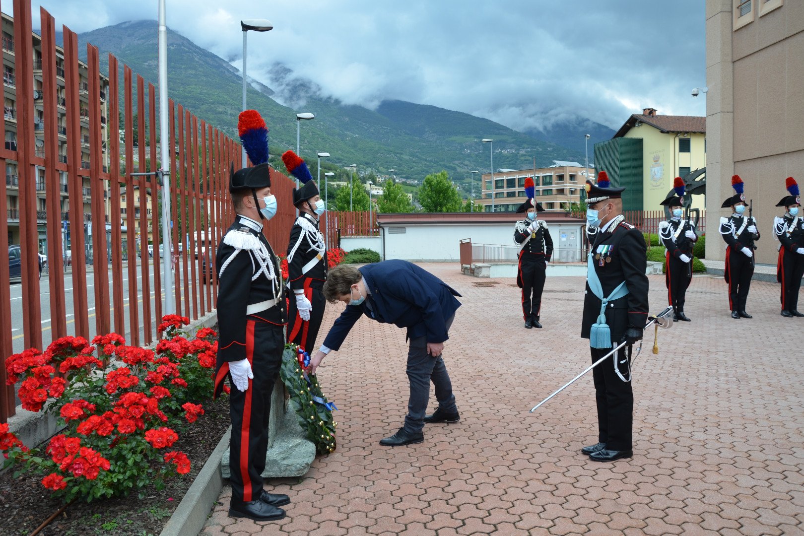 Il presidente Erik Lavevaz insieme al colonnello Carlo Lecca durante la cerimonia alla caserma dei Carabinieri