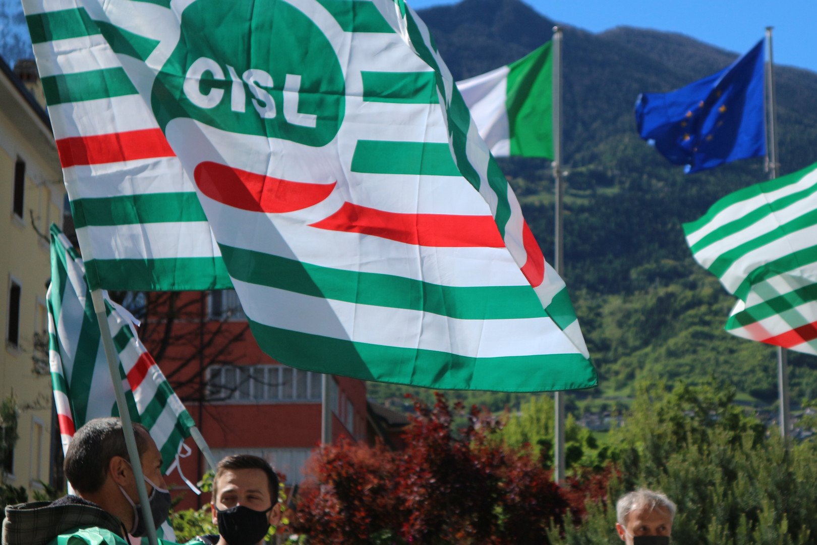 La bandiera della Cisl in una recente manifestazione
