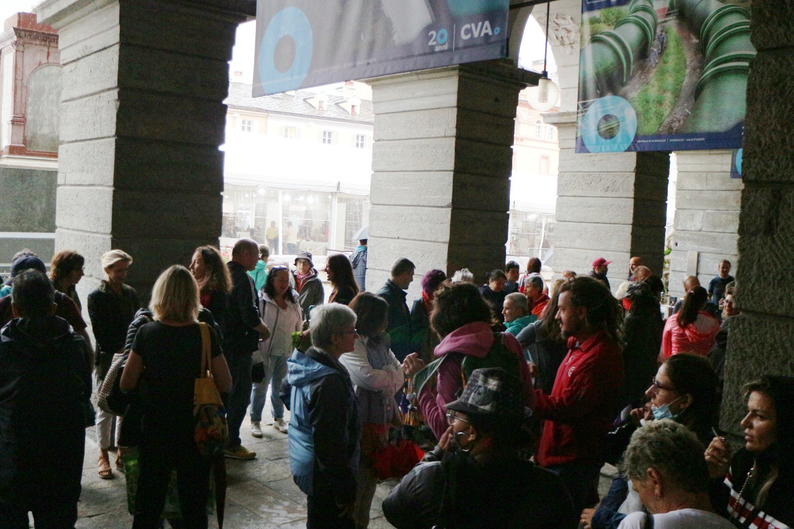 I no-vax assembrati e senza mascherina sotto i portici del Municipio di Aosta