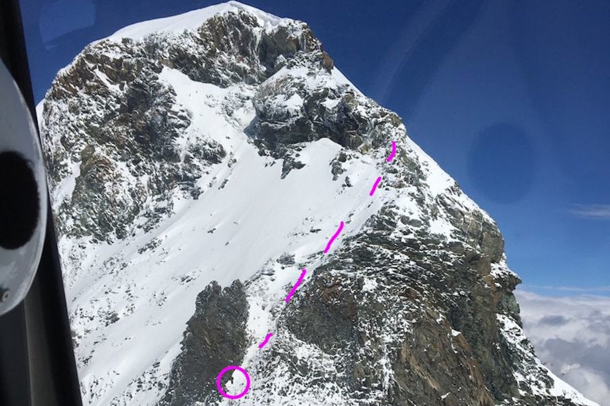 Due alpinisti scivolano sul Polluce per un centinaio di metri, ma vengono salvati dalla corda, incastratasi in uno sperone di roccia