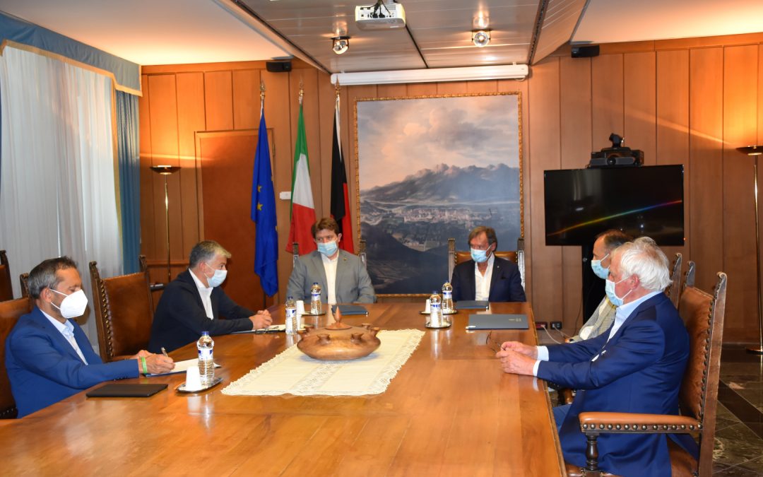 Ad agosto, a palazzo regionale si parla del progetto di Coppa del Mondo di sci alpino tra Zermatt e Cervinia, in un incontro con Flavio Roda, presidente della Fisi