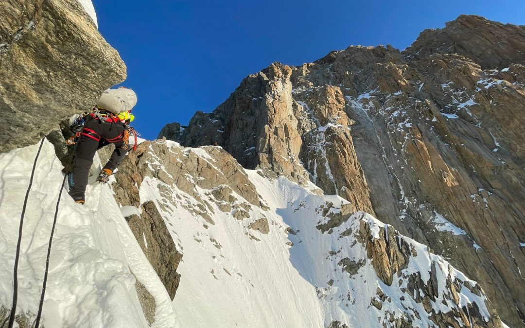 Il Soccorso alpino valdostano salva due alpinisti austriaci bloccati sul Monte Bianco: in due giorni effettuate diciassette operazioni di recupero con l’elicottero