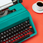 Una macchina da scrivere e l'immancabile caffè