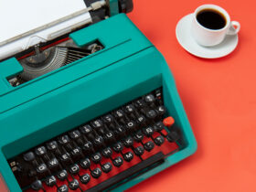 Una macchina da scrivere e l'immancabile caffè
