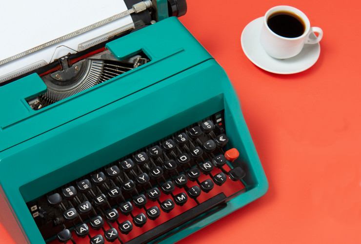 Una macchina da scrivere e l'immancabile caffè