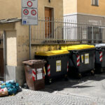Cassonetti e rifiuti abbandonati nel centro storico di Aosta