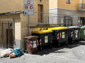Cassonetti e rifiuti abbandonati nel centro storico di Aosta