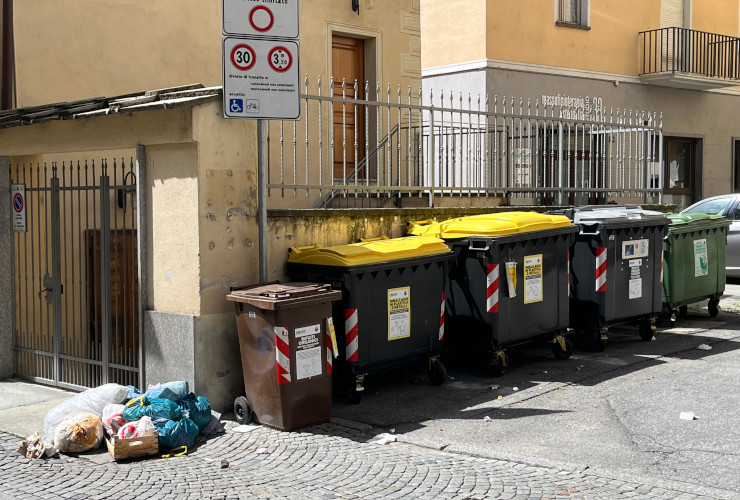 Cassonetti e rifiuti abbandonati nel centro storico di Aosta
