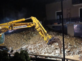 Ruspe all'opera di notte il 16 aprile 2025 a Fontainemore