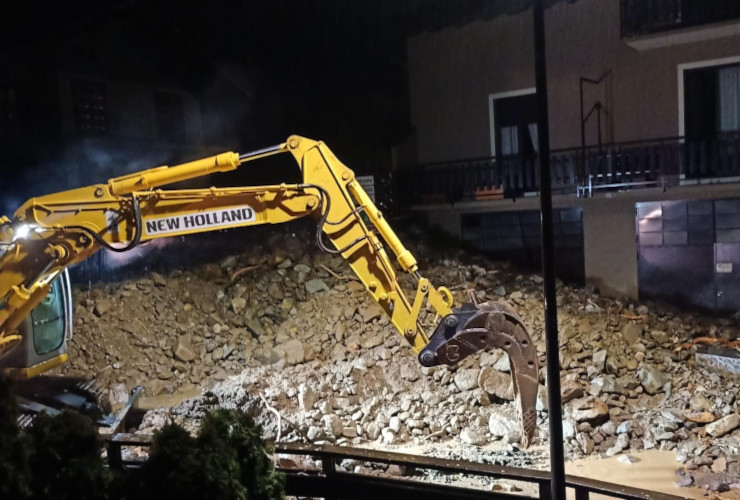 Ruspe all'opera di notte il 16 aprile 2025 a Fontainemore