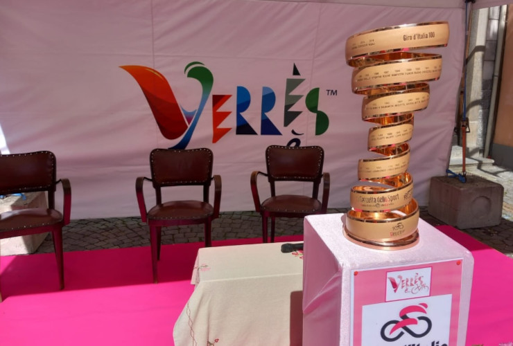 Il trofeo del 'Giro d'Italia' 2025 a Verrès
