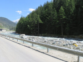 Il torrente Grand Eyvia visto dalla sr 47 per Cogne