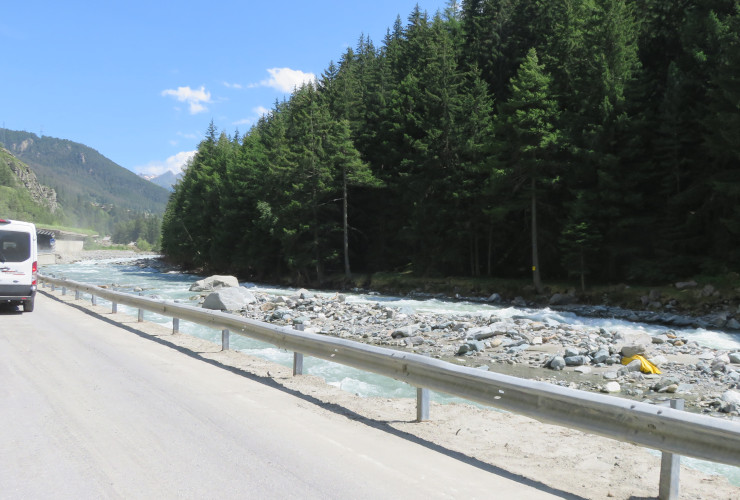 Il torrente Grand Eyvia visto dalla sr 47 per Cogne