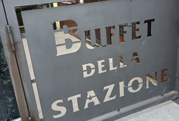 Il cancello di ingresso del 'Buffet della Stazione' di Châtillon