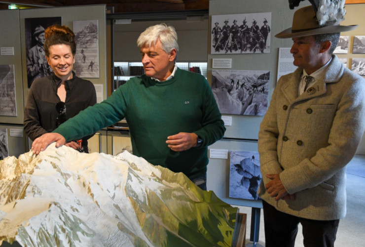 Kata Tüttő con l'assessore regionale agli affari europei Luciano Caveri ed il presidente dell'Unione guide d'alta montagna, Ezio Marlier, a Courmayeur