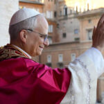 Papa Leone XVI nella Loggia delle Benedizioni dopo la sua elezione al soglio pontificio