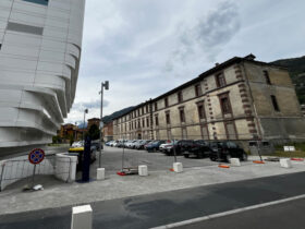 Le auto dei dipendenti parcheggiate sotto l'Università della Valle d'Aosta