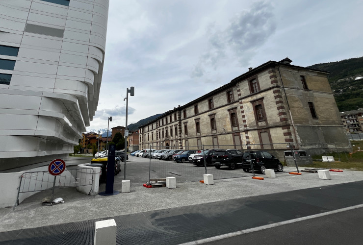 Le auto dei dipendenti parcheggiate sotto l'Università della Valle d'Aosta