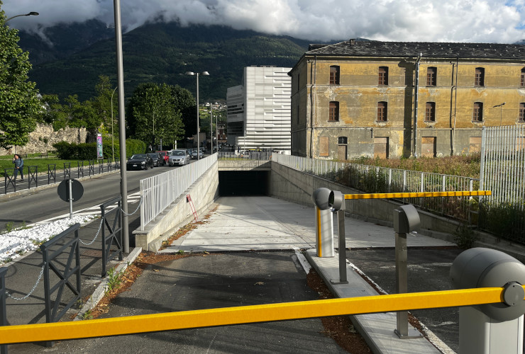 L'ingresso del parcheggio sotterraneo dell'Università della Valle d'Aosta