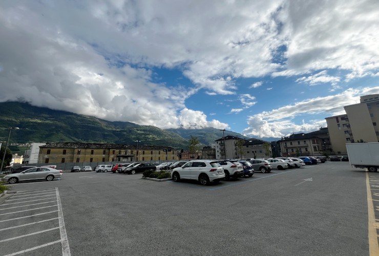 Il parcheggio di via Monte Pasubio sopra l'Università della Valle d'Aosta