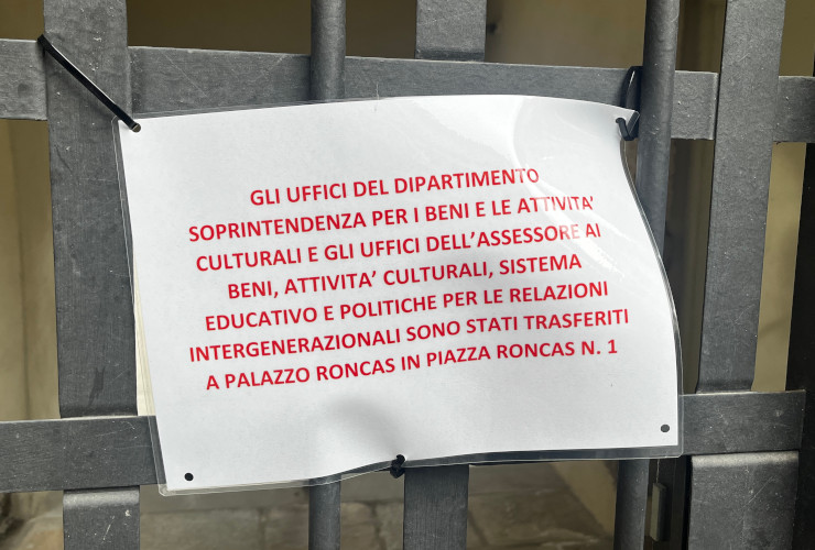 L'avviso sulla porta dell'Assessorato che informa del trasloco della Soprintendenza ai beni culturali