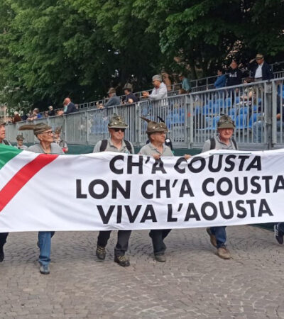 Gli alpini valdostani durante la sfilata all'Adunata nazionale di Biella