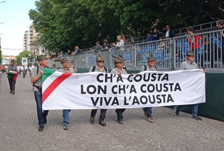 Gli alpini valdostani durante la sfilata all'Adunata nazionale di Biella