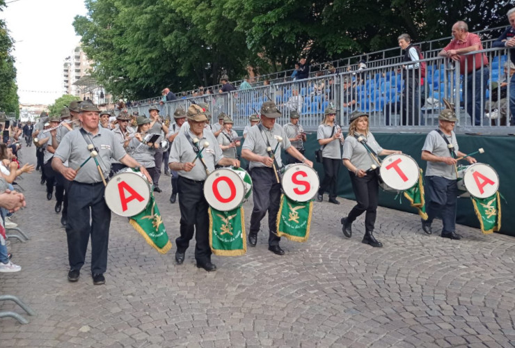 Gli alpini valdostani durante la sfilata all'Adunata nazionale di Biella