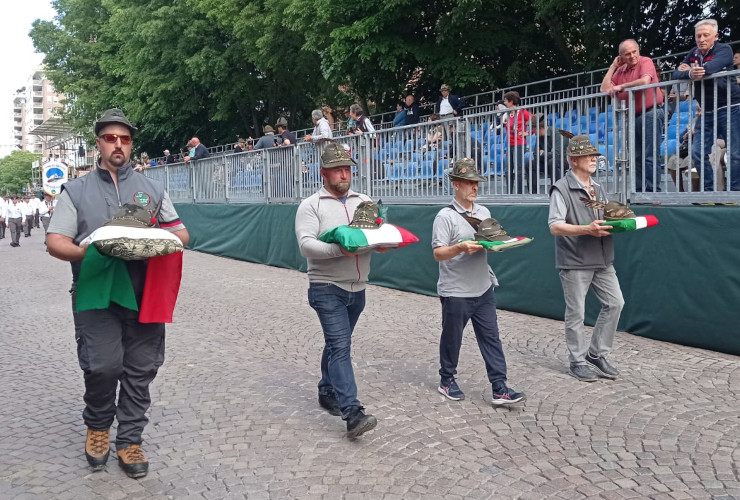 Gli alpini valdostani durante la sfilata all'Adunata nazionale di Biella