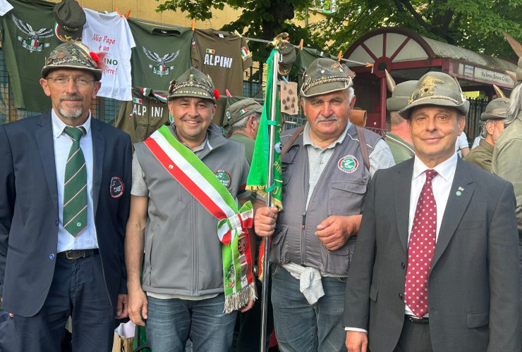 Alpini valdostani all'Adunata nazionale di Biella con il deputato Franco Manes