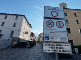 L'ingresso della ZTL ad Aosta da piazza della Repubblica in via Aubert