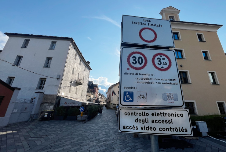 L'ingresso della ZTL ad Aosta da piazza della Repubblica in via Aubert
