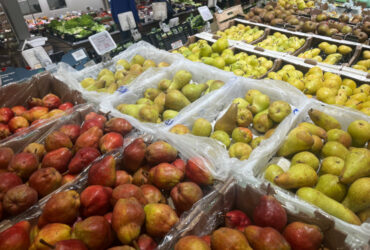 Diverse tipologie di pere nel reparto frutta del supermercato aostano